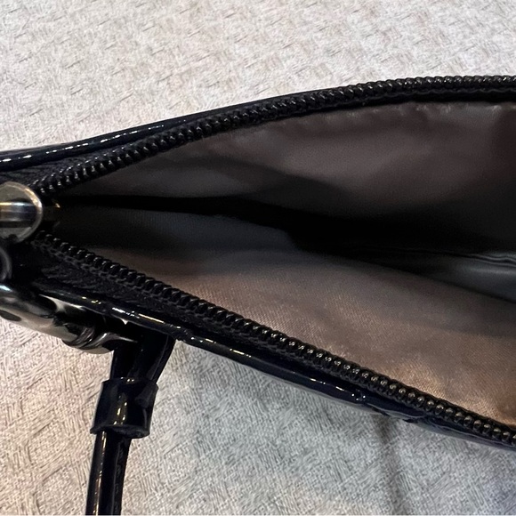 Coach Poppy navy blue quilted lustrous patent leather wristlet NWOT no hang tag - Picture 9 of 13